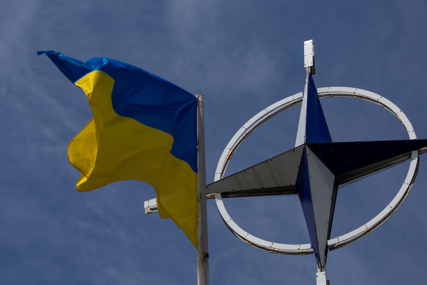 Ukraina lipp NATO embleemi taustal.