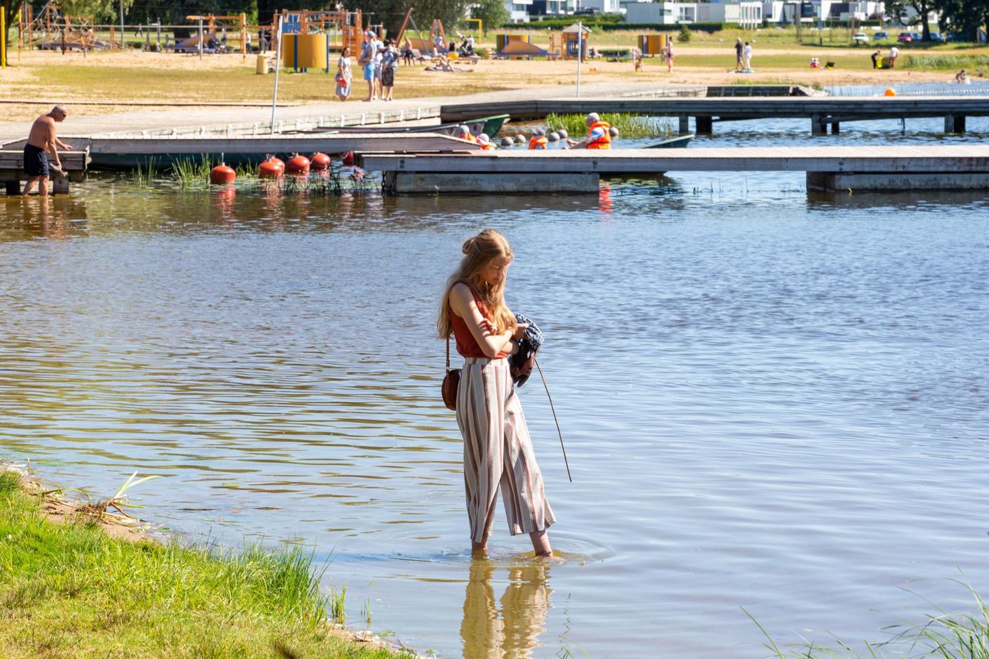 Juulis lubas ilm küll ka rannas käia, aga kokkuvõttes oli tavalisest jahedam. Pilt on tehtud 26. juulil Viljandi järve rannas.