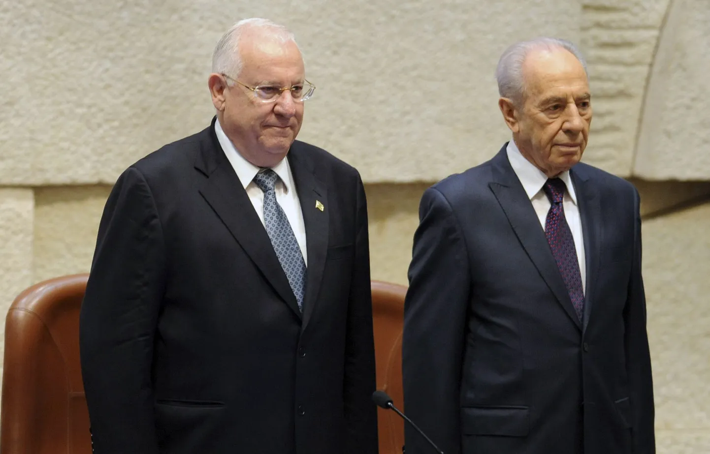 Uus Iisraeli president Reuven Rivlin seisab kõrvuti praeguse presidendi Shimon Peresiga.