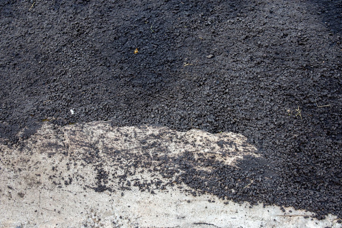 Kehvasti paigaldatud asfalt. Foto on illustreeriv.