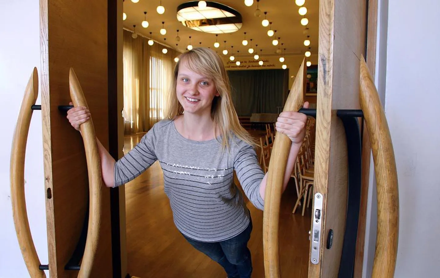 Paalalinna gümnaasiumi aula muutub homme ballisaaliks. Fotol on kolme gümnaasiumi balli peakorraldaja Krista Koval.
