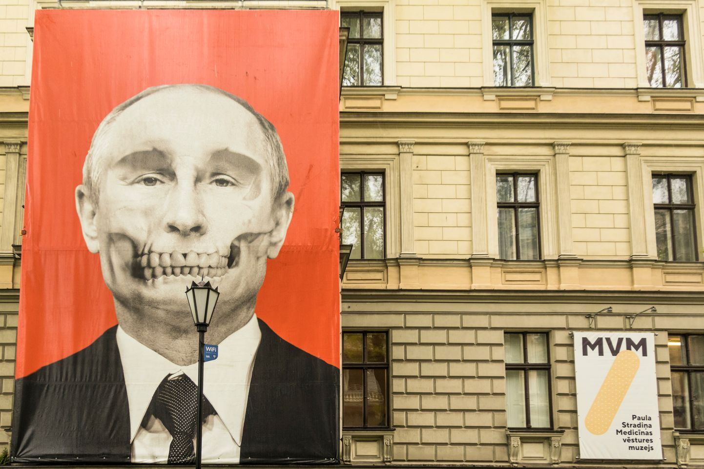 Плакат напротив российского посольства в Риге