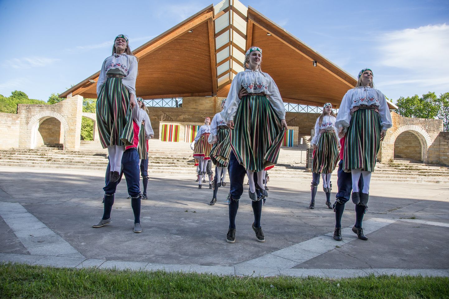 Ühe talgukohana on välja hõigatud Toila laululava, mida koorilauljad asuvad üheskoos korrastama. Pilt on tehtud eelmisel aastal Ida-Virumaa tantsupeol.