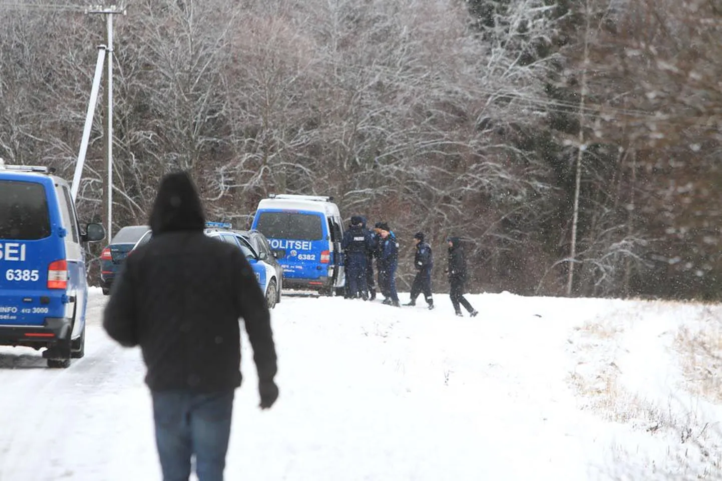 Kolmest autovarguses kahtlustatavast leedulasest, kes eile Viljandimaal ärevust külvasid, õnnestus ühel  politseinike eest paos olla ligi seitse tundi. Lõpuks tabati läbikülmunud mees Penuja küla lähedal põllul ning suruti pikema jututa operatiivautosse.