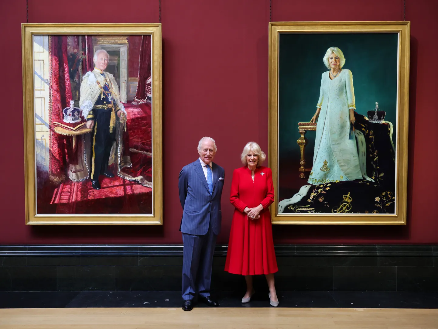 Briti kuningas Charles III ja kuninganna Camilla avasid 6. mail 2025 Londonis rahvusgaleriis oma uued portreemaalid.
