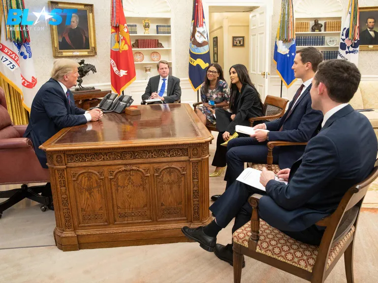 Kim Kardashian Valges Majas arutamas vanglareformi.