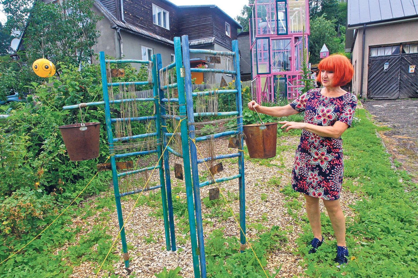 Kunstnike liidu liige aastast 1988, tartlannast kunstiõppejõud Imbi Kruuv on oma aeda Ujula 25 kureerinud näituse «Flirt aiaga». Enne Tiiu Kirsipuu installatsiooni «Sirm II» (esiplaanil) tutvustamist rääkis ta kolmekorruselist kasvuhoonet meenutavast «Rapunsa paviljonist» (autor Eneli Valge).