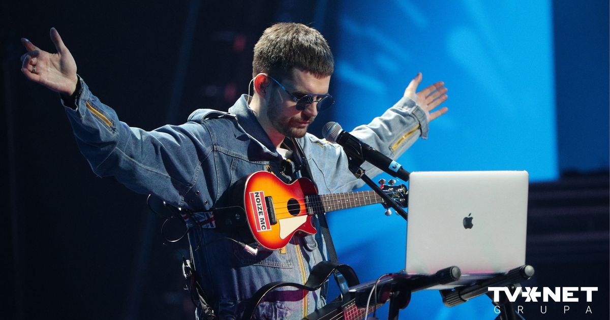 Noize MC остановил концерт, когда охранник отобрал у зрительницы флаг ...