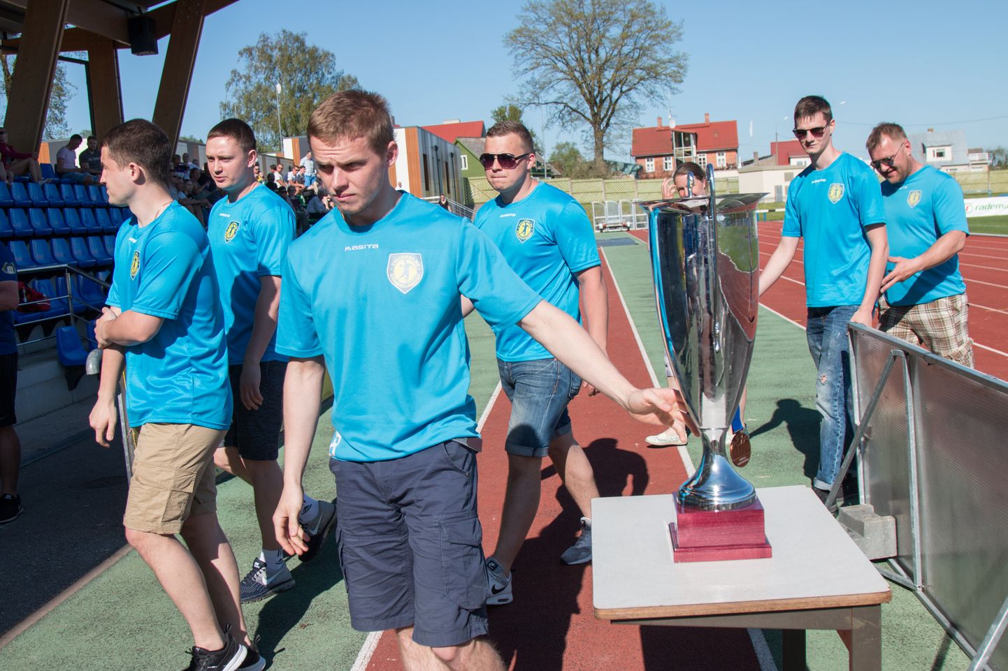 Eesti meistrivõistlustel kolmandale kohale tulnud Viljandi HC käsipallurid näitasid oma pronksikarikat rahvale jalgpalli mängu poolajal.