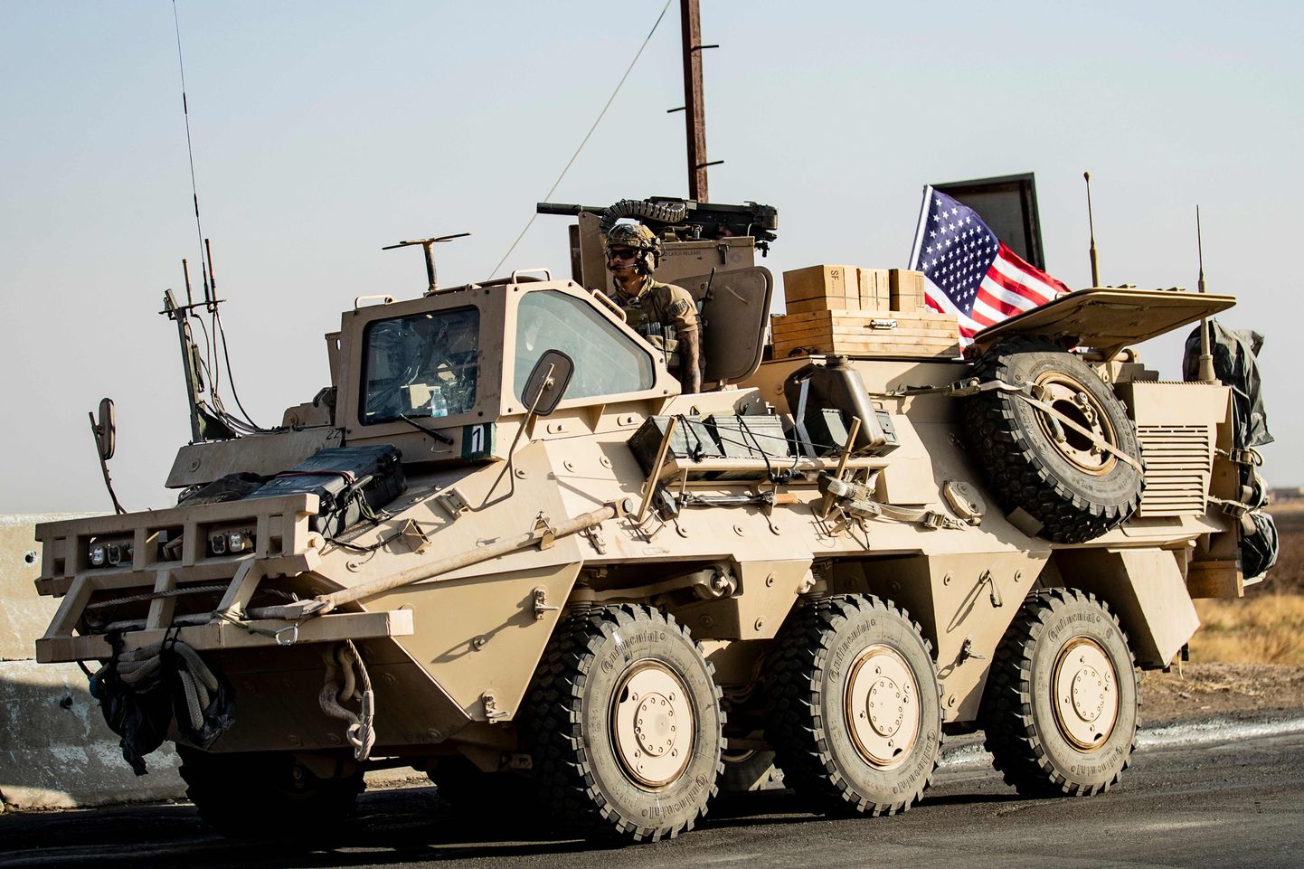 USA sõjaväe sõiduk patrullimas täna Süürias Hasakeh' provintsis Tal Baydari linnas.