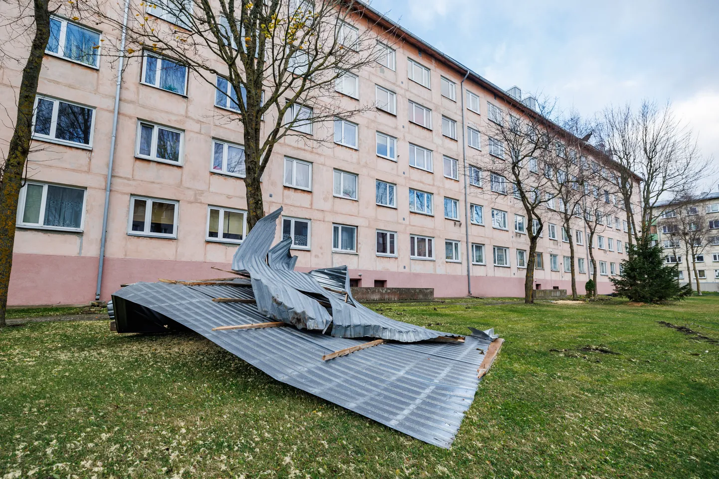 Jaanuari alguses rebis torm Paldiskis kortermajalt osa katusest.