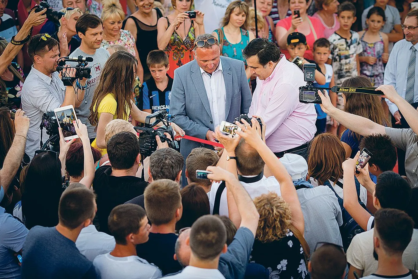 Эстонский бизнесмен Марсель Вихманн и одесский губернатор Михаил Саакашвили 
открывают новый променад в Затоке. Иллюстративное фото.