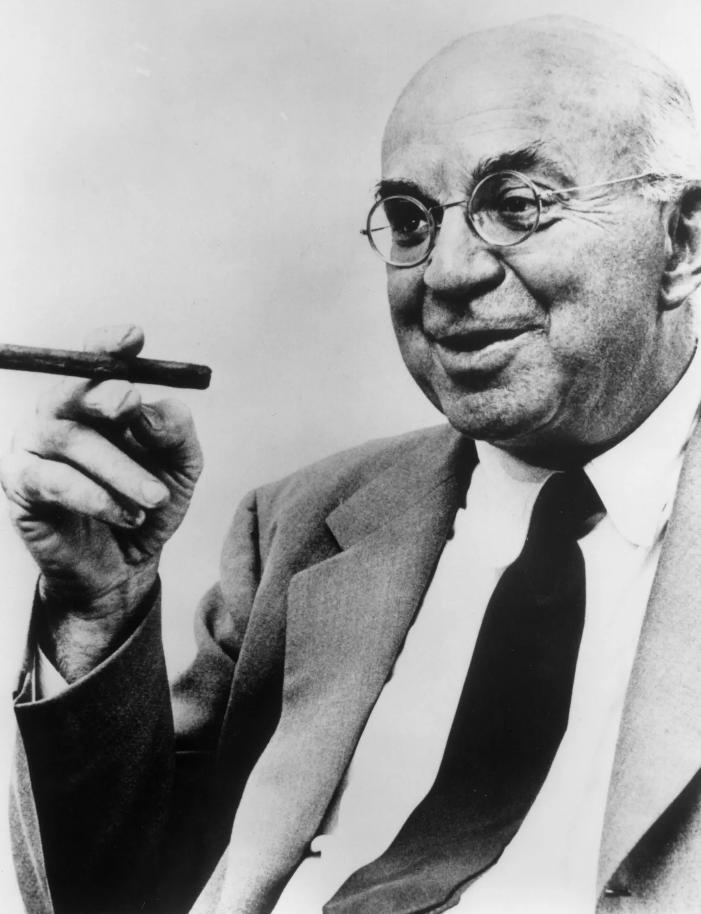 USA kirjanik John Dos Passos (1896–1970) 1965. aastal. Esimese romaani avaldas ta 1920. aastal. 1930–1936 avaldatud Ameerika triloogia ilmus eesti keeles 2021–2024 ja on valitud 20. sajandi saja parima ingliskeelse romaani hulka. Jean-Paul Sartre on Dos Passost nimetanud oma aja suurimaks kirjanikuks, kelle mittelineaarne jutustamisvorm on mõjutanud nii teda ennast (triloogia «Vabaduse teed») kui ka näiteks Alfred Döblinit («Berlin Alexanderplatz»).