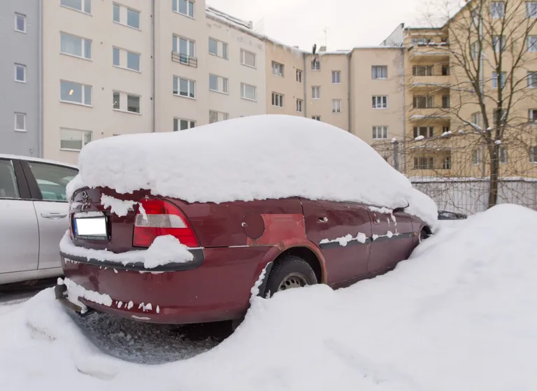 See Opel Vectra kuulus 51-aastasele Vladimirile, kes juhtis autot alkoholijoobes 2014. aasta 20. detsembril ja möödunud aasta 9. märtsil. Kuna mõlemal korral oli ta joove üle kahe promilli, karistati teda 1 aasta ja 6 kuu pikkuse vangistusega, mis asendati 544 tunni üldkasuliku tööga.