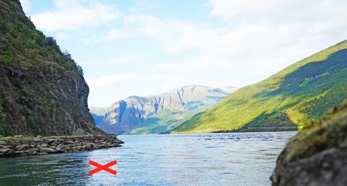 Vaade Aurlandsfjordile, rist tähistab umbkaudset Begonia vraki asukohta merepõhjas.