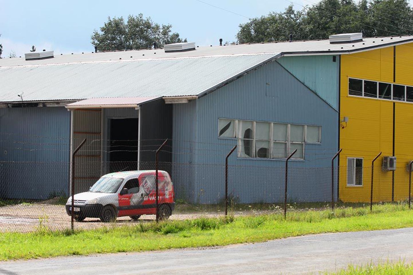 Liiwi Heliisi tehase kinnistu on 2009. aastast saadik korduvalt omanikku vahetanud. Praegu tegutseb seal rentnik, kes on suure osa endistest viinatootja töötajatest tagasi palganud, ja neljapäeval hoovil sõitnud autogi kandis veel kunagisi Liiwi Heliisi kaubamärke.