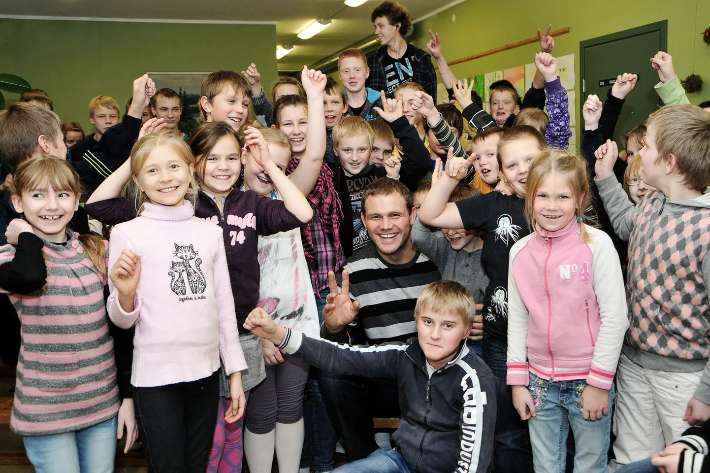 Heiki Nabi (keskel) koos Vara põhikooli õpilastega.