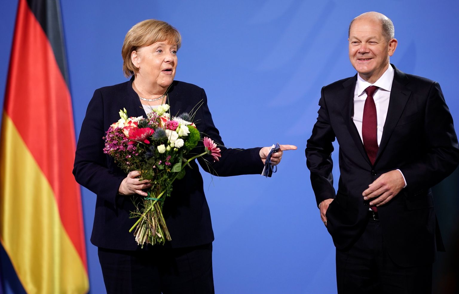 Angela Merkel andmas Saksa kantsleri ameti üle Olaf Scholzile. 8. detsember 2021, Berliin.