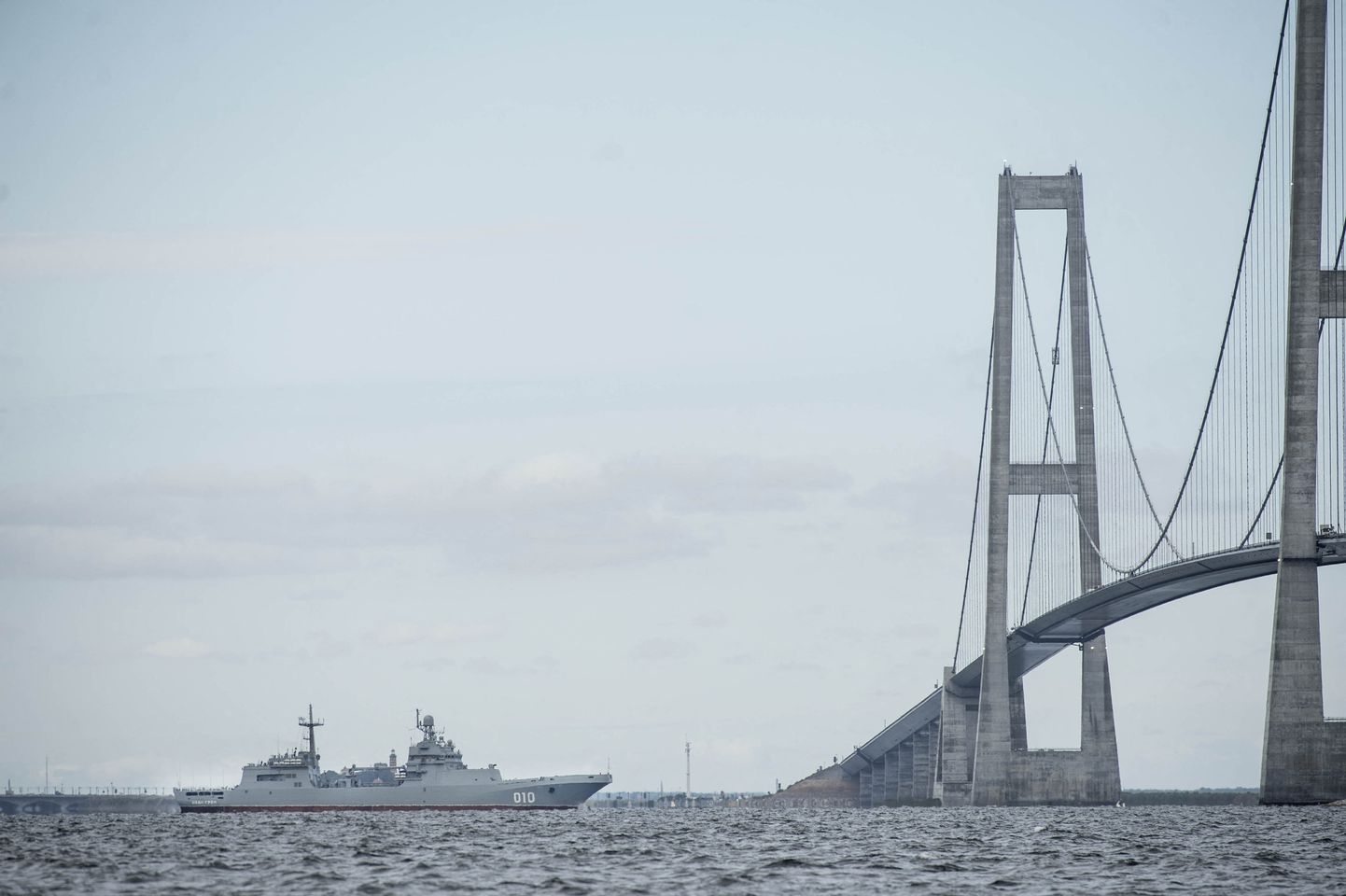 Vene sõjalaev läbimas Taani väina Suure Belti silla lähistel, 5. augustil 2022.