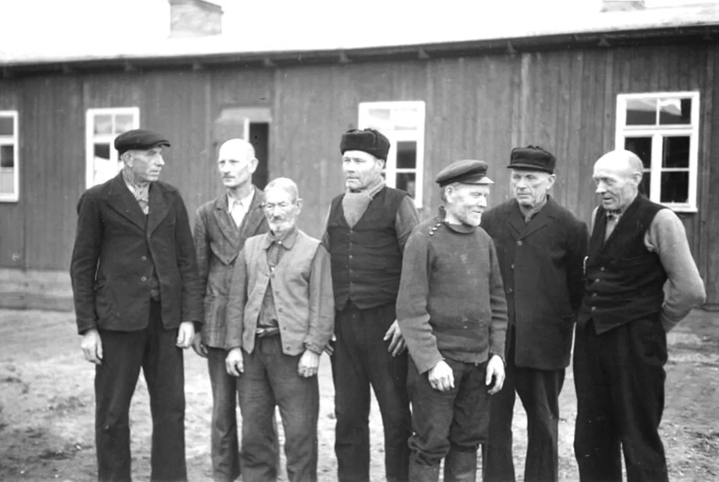 Nõukogude lennukite põhjalastud laevalt pääsenud sõrulased Gdynia sadamas.