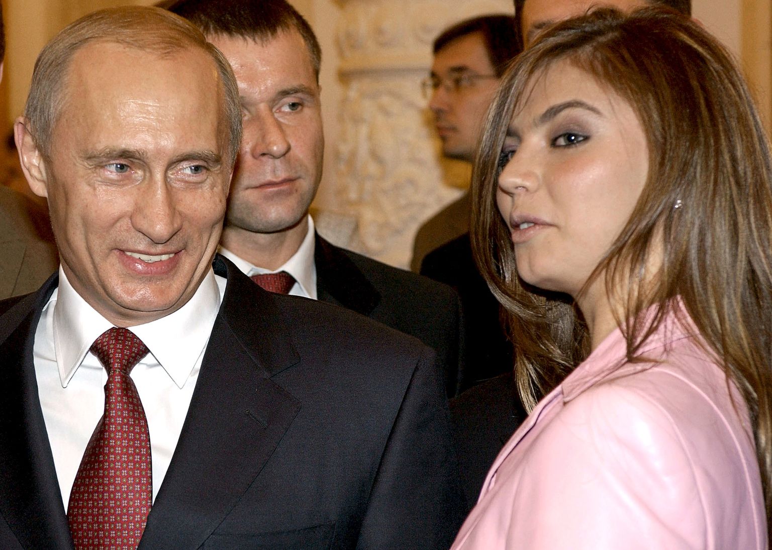Alina Kabajeva (paremal) kohtumas Venemaa presidendi Vladimir Putiniga.