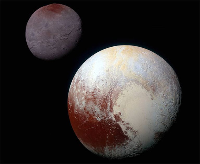 Plutons un tā pavadonis Hārons (fonā) 