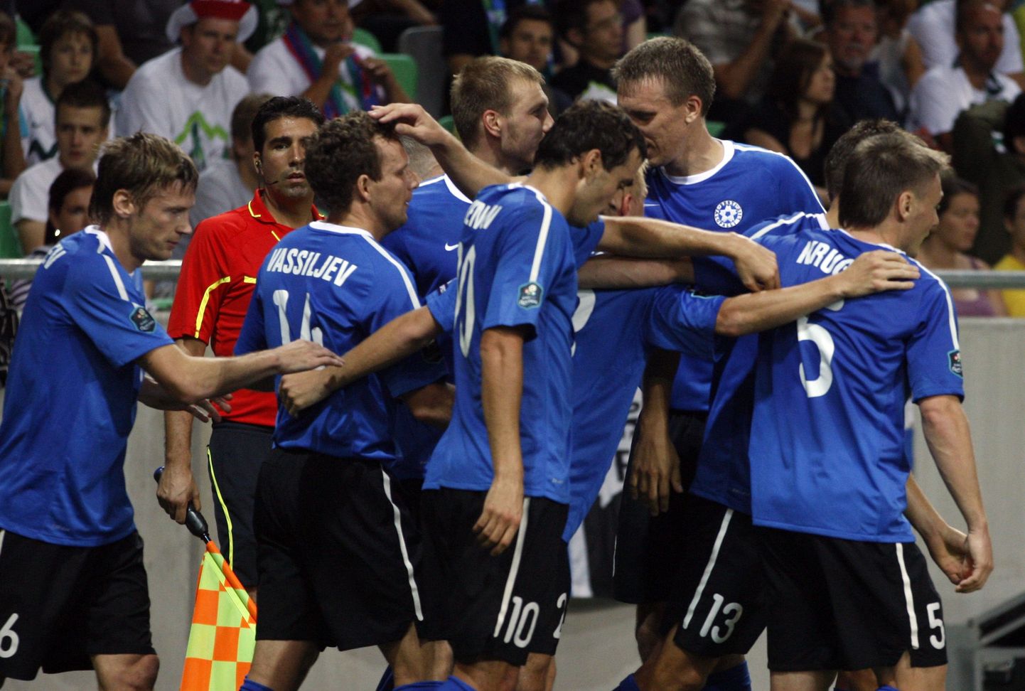 Eesti jalgpallikoondislased õnnitlevad avavärava löönud Konstantin Vassiljevit.