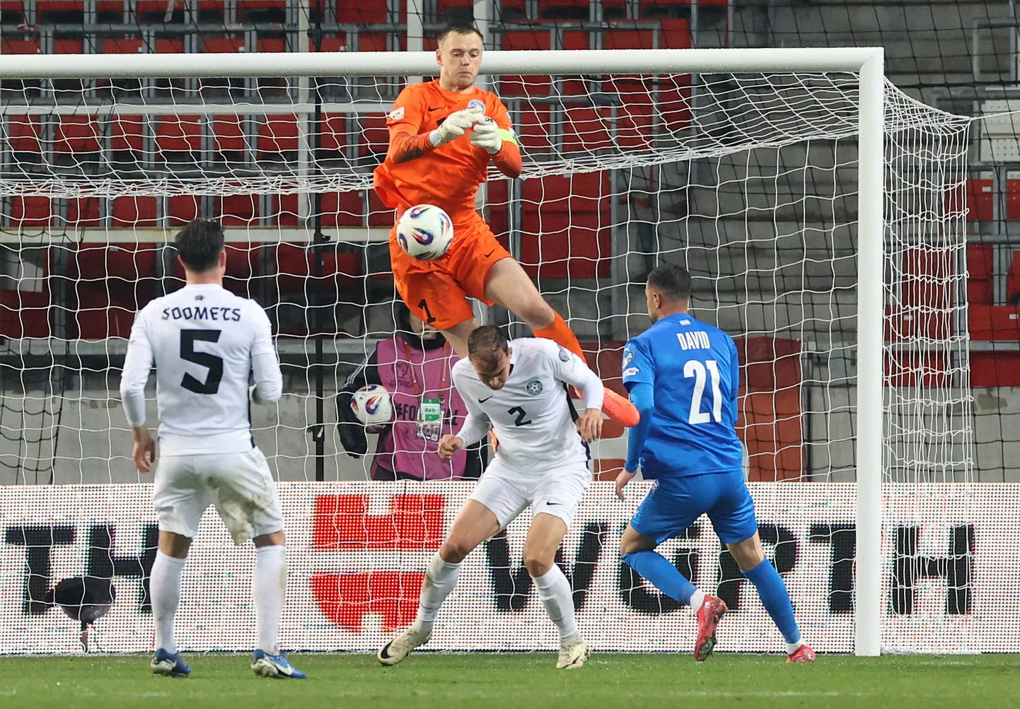 Karl Jakob Hein (oranžis) sai vigastada matšis Iisraeli vastu.