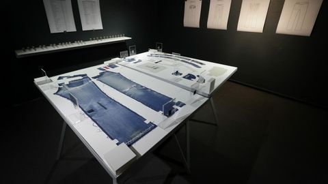 Kunstnik harutas oma püksid nende disaini uurides kümneteks üksikosadeks