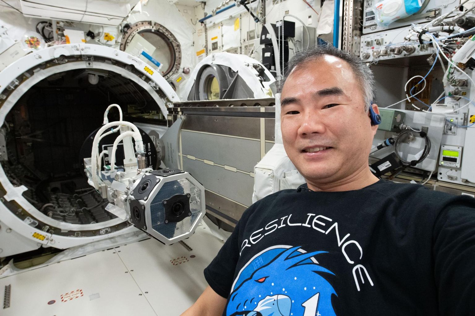 Jaapani astronaut Sōichi Noguchi rahvusvahelises kosmosejaamas. Tema pidi orbiidile lähetama ühe kahest Jaapani tehiskaaslasest, mis valmis koostöös Myanmari valitsusega. Praegu on see ootele pandud Kibo moodulis (pildil avatud luugiga).