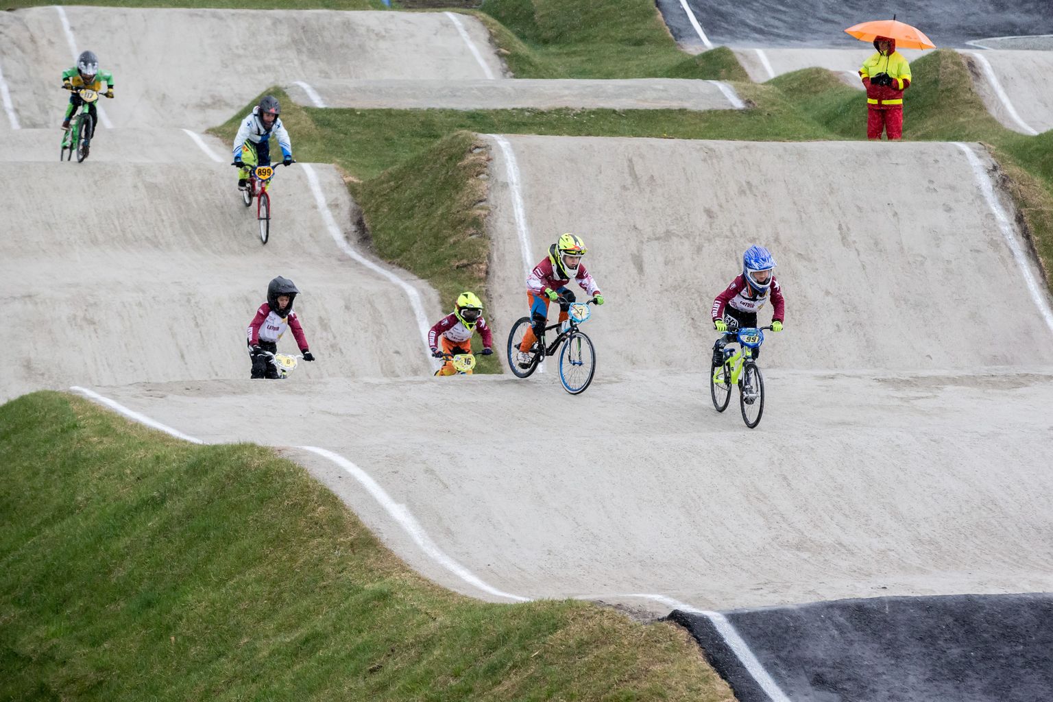 BMX krossi laineline rada meenutab motokrossi ja mõlemas saavad osaleda juba 5-6 aastased lapsed. Noorte seas on BMX kross kahtlemata populaarne ja kasvulava on seega olemas.