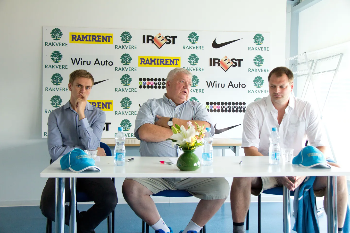 Paremalt: tulevane abitreener Martin Müürsepp, peatreener Andres Sõber ja mängija Siim Laur Tarva pressikonverentsil.