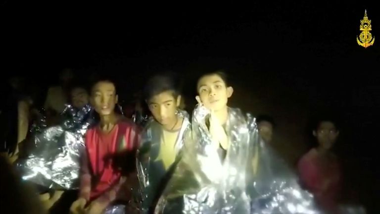 Põhja-Tais Tham Luangi koopasse lõksu jäänud jalgpallipoisid saatsid vanematele videosõnumi
