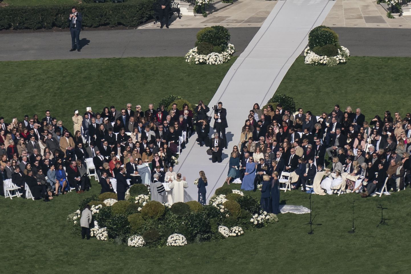 USA presidendi Joe Bideni lapselaps Naomi Biden ta ta kihlatu Peter Neal abiellusid 19. novembril 2022 Valge Maja aias
