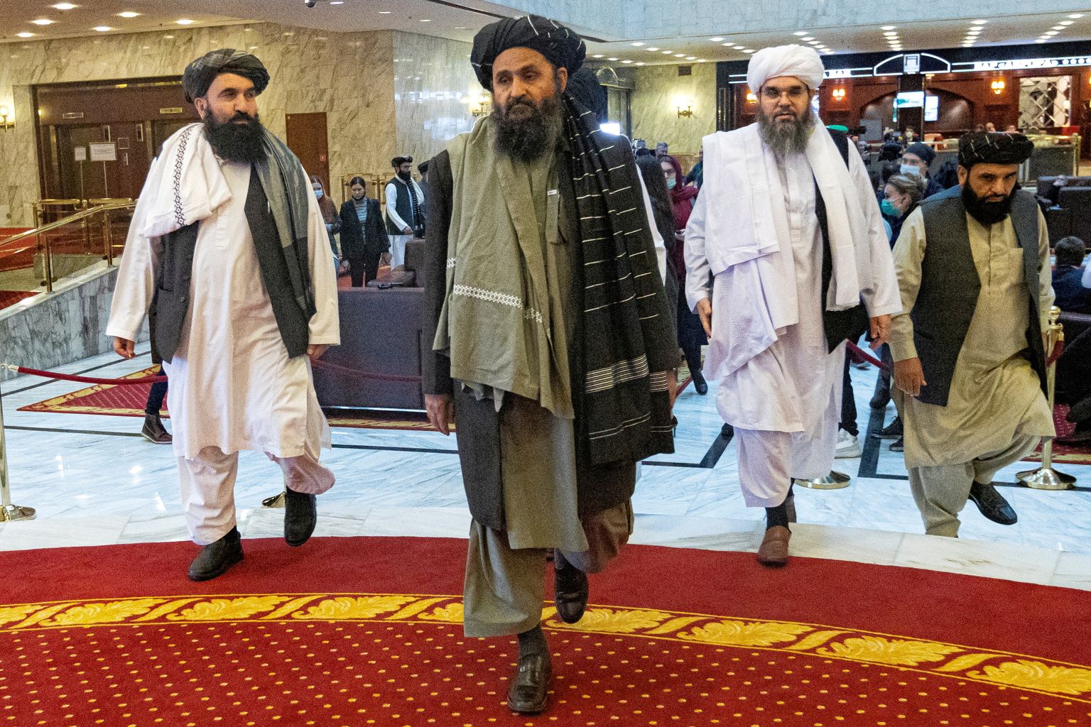Mullah Abdul Ghani Baradar (ees keskel) märtsis 2021 Venemaal Moskvas Afganistani rahukõnelustel