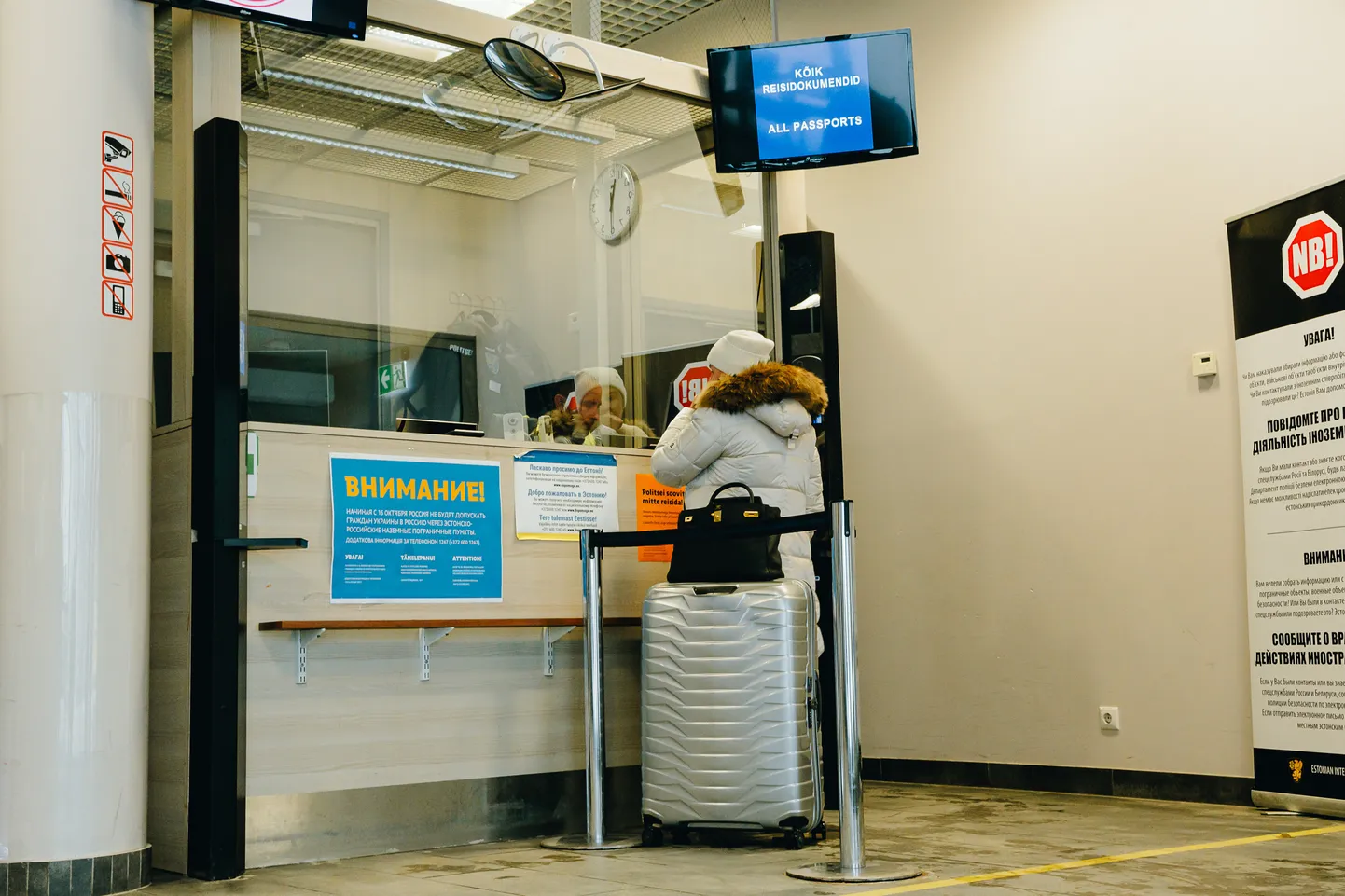 Паспортный контроль на Нарвском пограничном пункте.