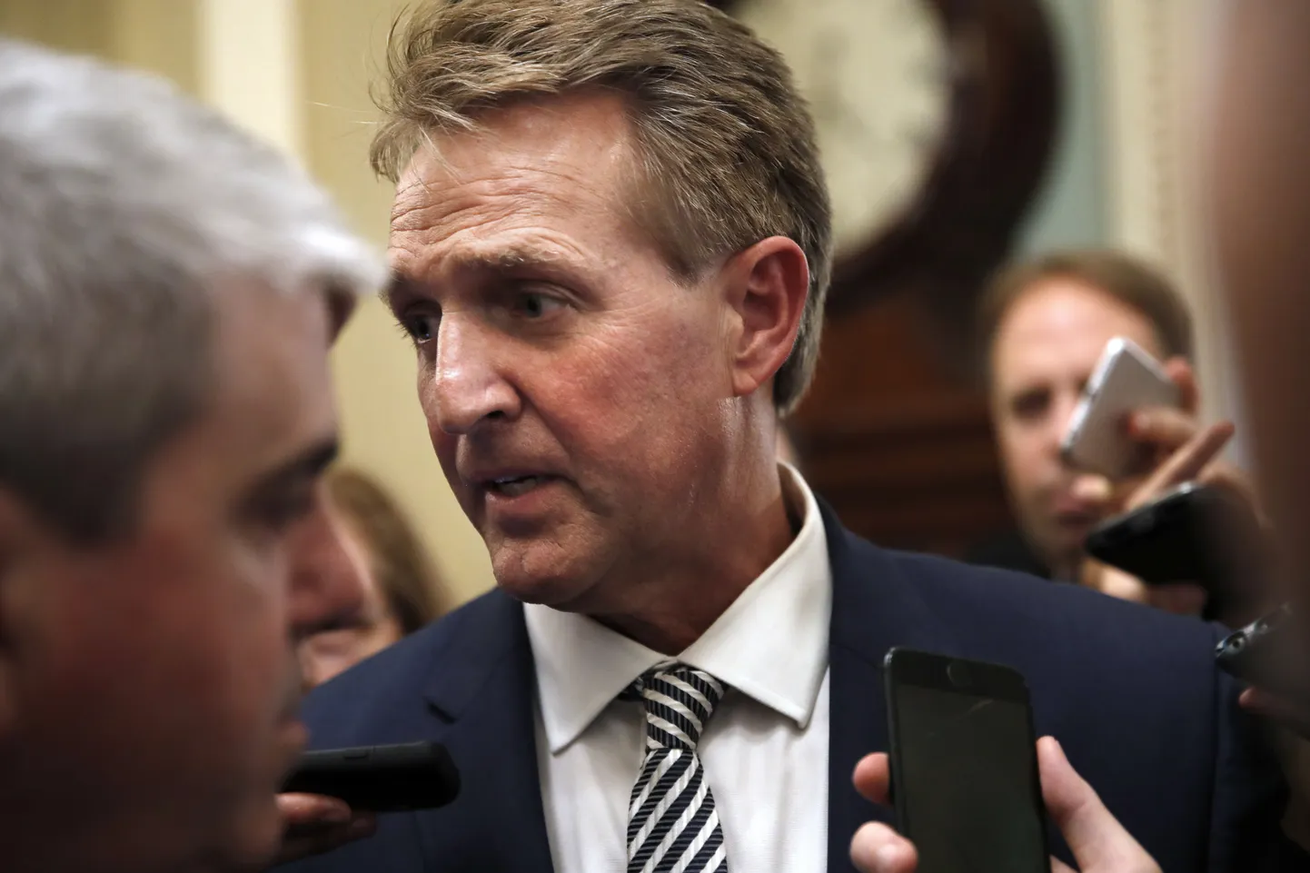 Uurimist nõudis peamiselt senaator Jeff Flake.