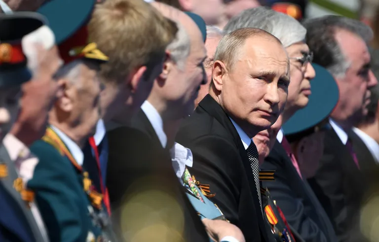 Александр Лукашенко и Владимир Путин на параде в Москве