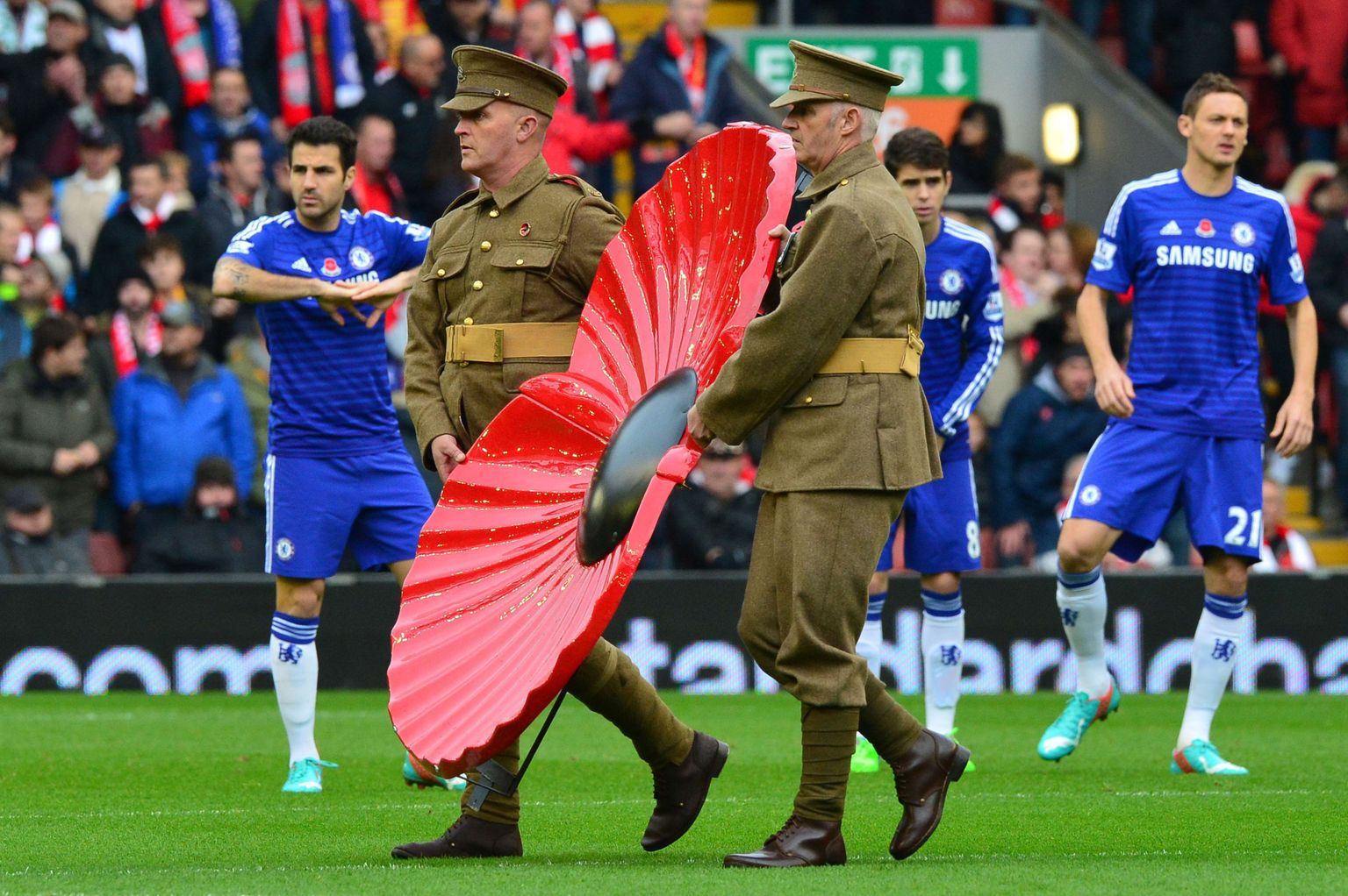 Sõdurirõivais mehed kannavad Liverpooli ja Chelsea mängu eel staadionile hiigelsuurt mooniõit.