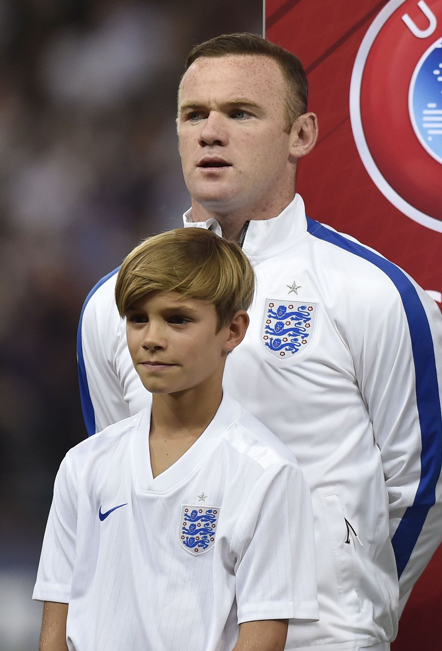 Уэйн Руни поет гимн Англии перед матчем со Швейцарией. Рядом с ним - сын Дэвида Бекхэма Ромео.