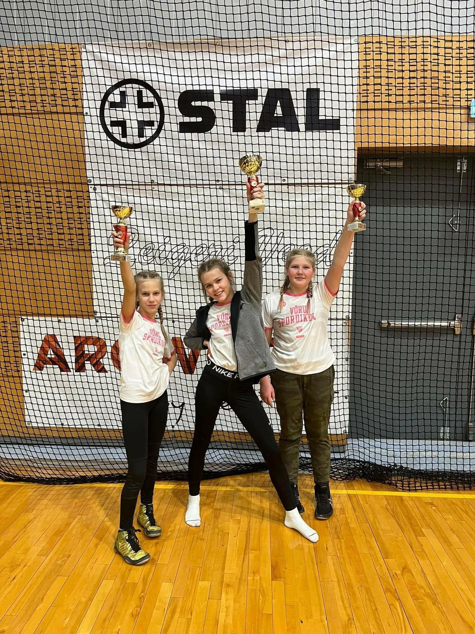 Naistemaadluses tuli Võrru kolmikvõit. Parim oli Sara Väljan (keskel), teine Helena Pihlapuu (vasakul) ja kolmas Aleksandra Tikman.