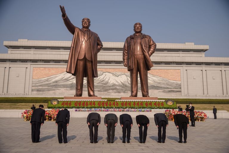 Põhjakorealased kummardamas endiste liidrite Kim Il-sungi ja Kim Jong-ili kujude ees Pyongyangis.