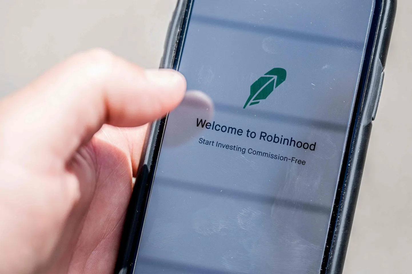 Robinhood pakub tasuta kauplemisplatvormi nutitelefonile, aga ka veebilehekülge, mille kaudu saab kaubelda aktsiate, börsil kaubeldavate fondide (ETF), toorainete ja optsioonidega. Krüptovaluutade huvilistele pakutakse seda võimalust rakenduse Robinhood Crypto kaudu.