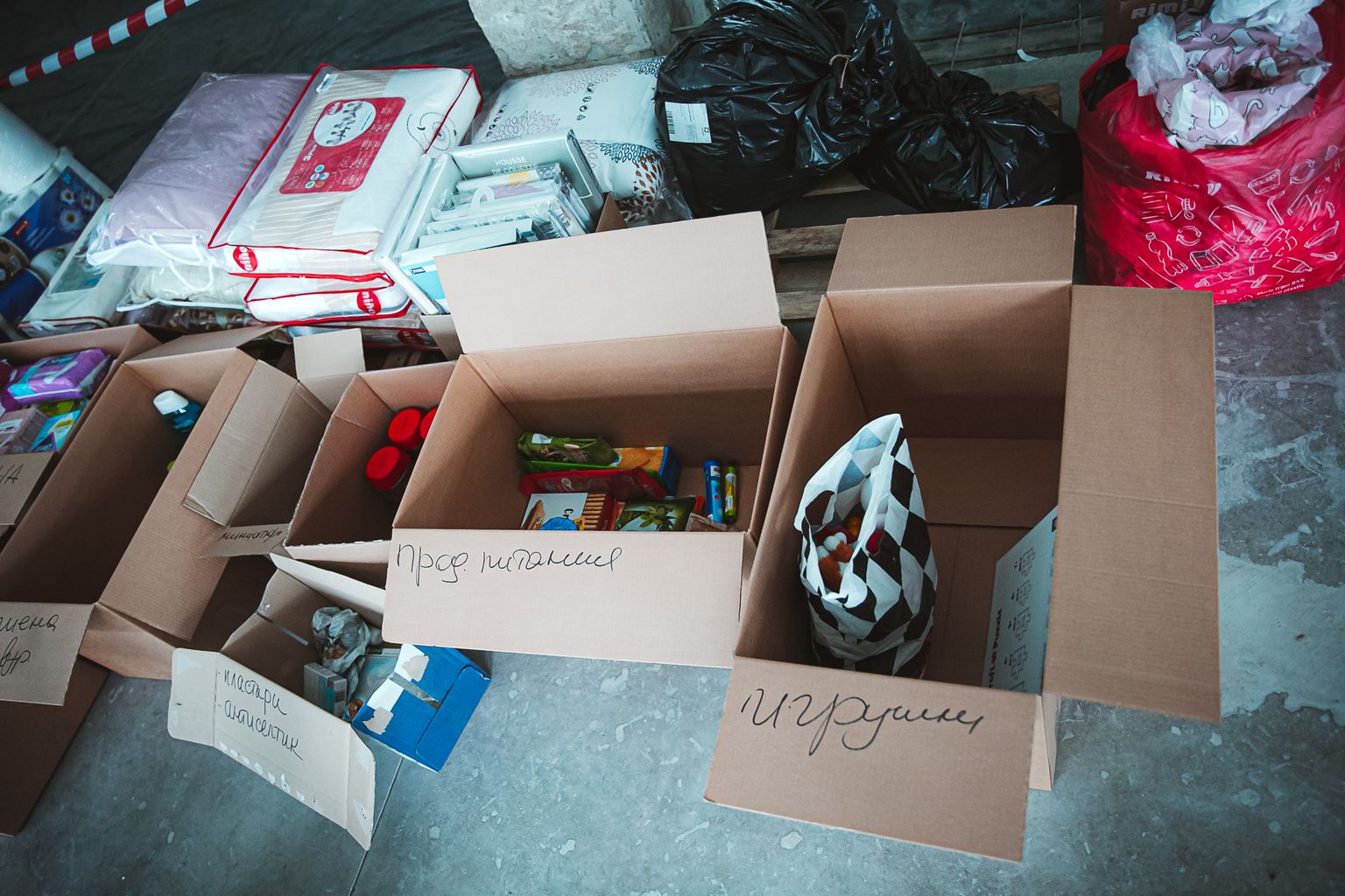 В Йыхвиской волости помощь украинцам можно доставить в три пункта сбора. Снимок сделан в нарвском пункте сбора.