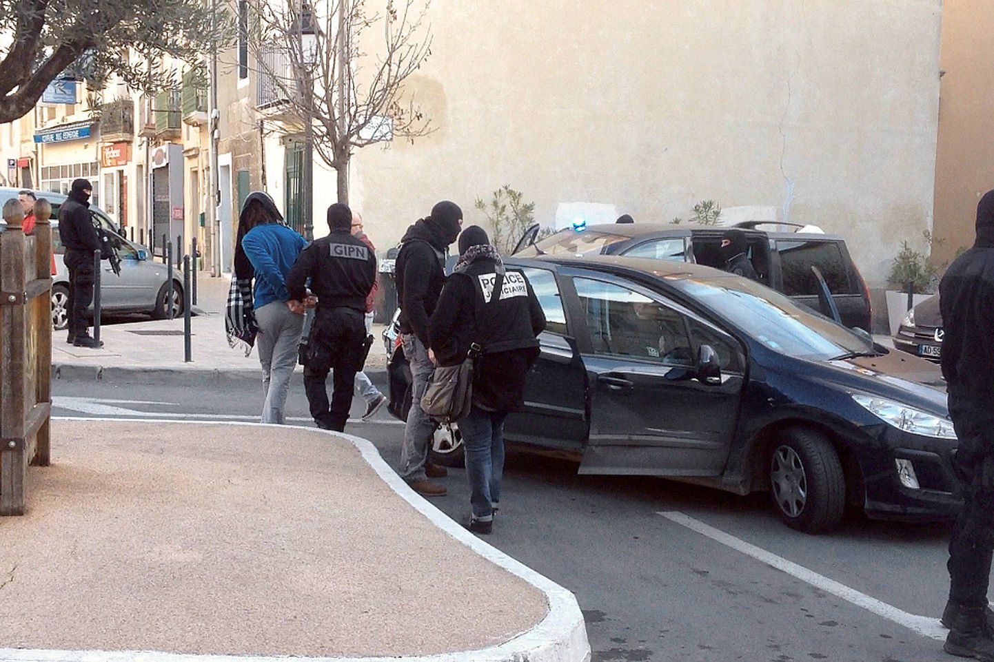 Prantsuse politseinikud täna Lunelis, kus terrorismireidis võeti kinni viis inimest.