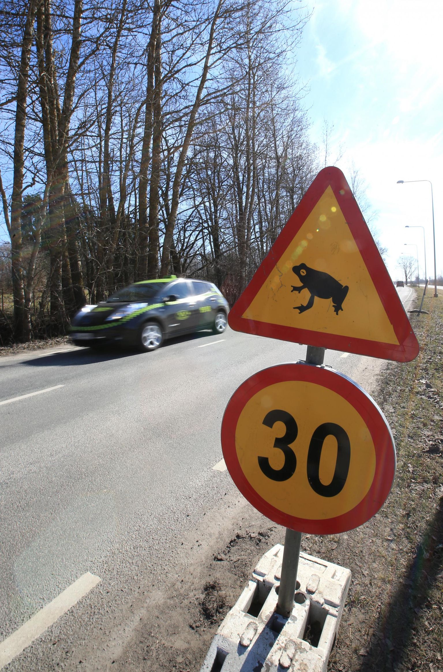 Konnade rände ajaks võidakse liikluses kehtestada küll kiirusepiirangud, kuid vabatahtlikud abilised loomakesi tänavu hulgakesi aidata ei saa.