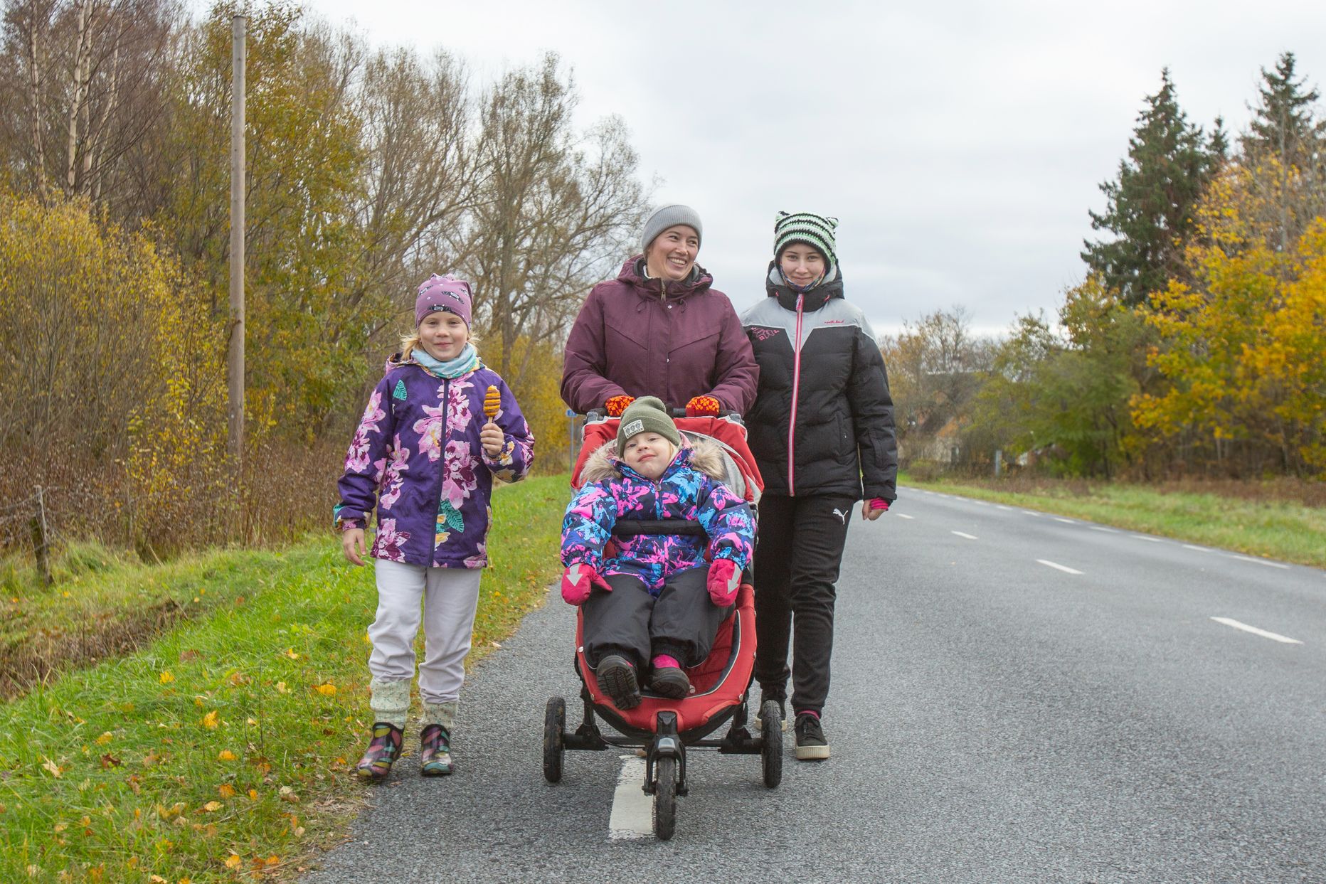 LÕBUS POESKÄIK: Võhma Perepoest sammuvad koju ema Anu Pahapill ja tütred (vasakult) Lisete, Luisa ja Anete.