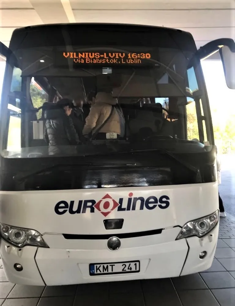 Buss viib Inna Vilniusest Lvivi. Sinna sõidab Dniprost ka Pavlo, kes ei olnud seekord nõus, et Inna üle poole Ukraina sõites ise Dniprosse tuleks. Liiga ohtlik, leidis Pavlo.