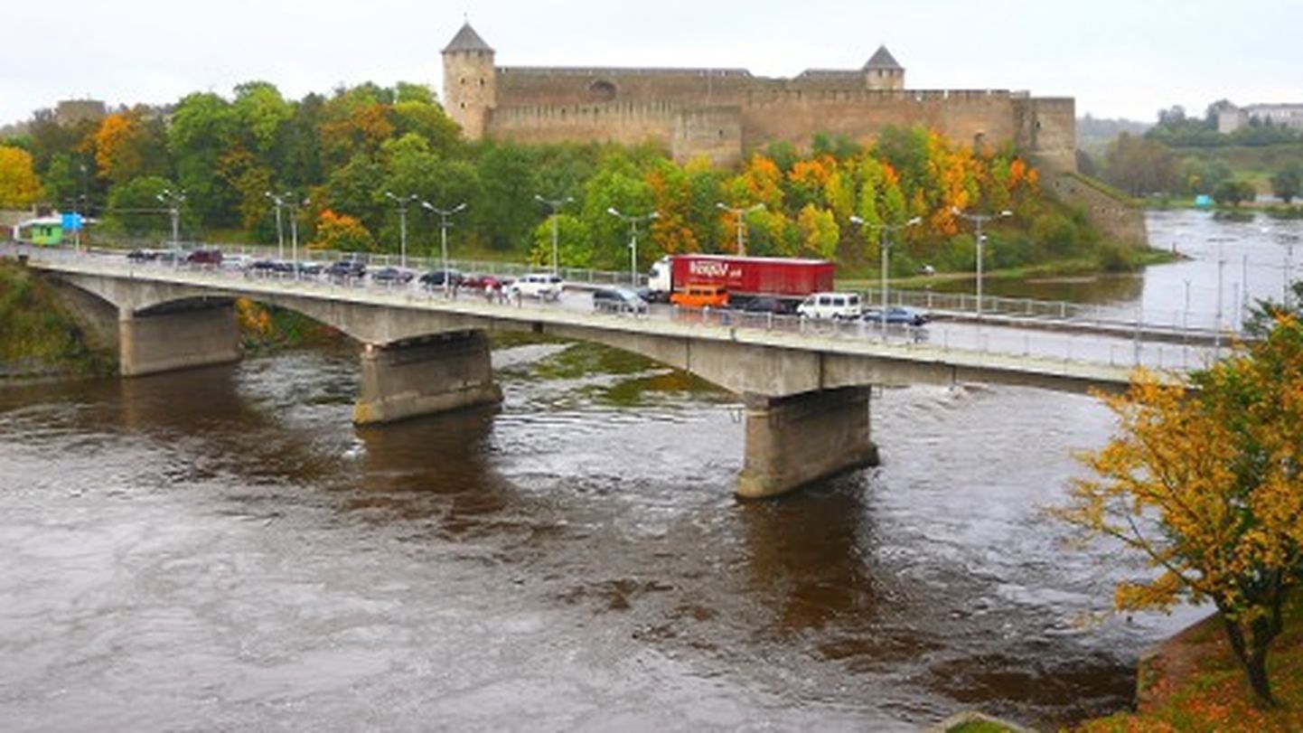 Ka riigikontrolörid said lõpuks aru, et Narva Sõpruse sild on sisuliselt kitsas pudelikael. ELi ja Venemaa ühise piiriala infrastruktuurile ning Peipsi järve keskkonnaohutusele tuleb mõlemal riigil senisest rohkem raha eraldada.