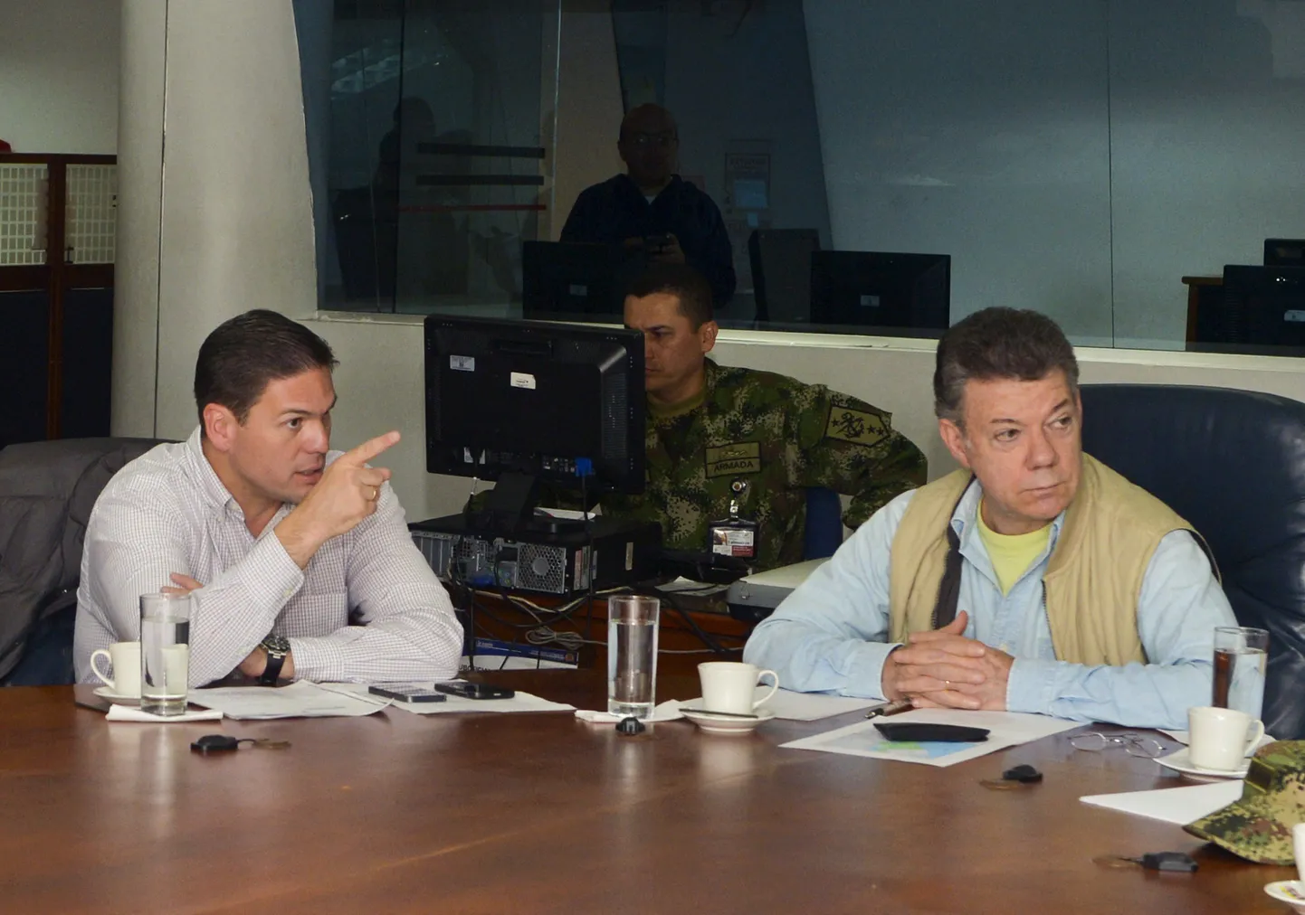 Colombia president Juan Manuel Santos (paremal) ja kaitseminister Juan Carlos Pinzon julgeolekunõukogu istungil Bogotas 16. novembril.